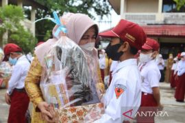 GNOTA HSS serahkan paket bantuan siswa untuk 17 SD di Kandangan