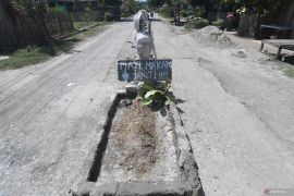 AKSI PROTES JALAN RUSAK Page 3 Small