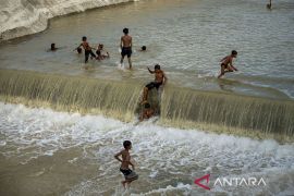 Bermain di Saluran Pengendali Banjir Page 2 Small