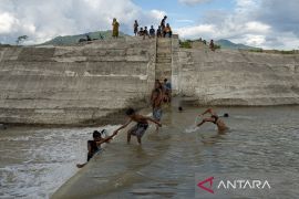 Bermain di Saluran Pengendali Banjir Page 3 Small