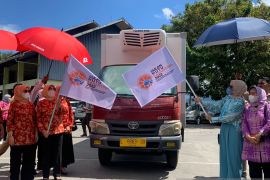 Ernawati Tranggono serahkan bantuan 300 paket ikan sehat di Maluku