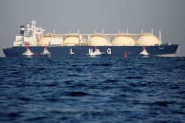 Minyak menetap di atas tertinggi April karena pasokan lebih ketat