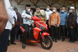 Gubernur Aceh bagi-bagi kendaraan listrik
