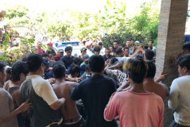 Seorang terduga penjambret diamuk warga di Labuapi Lombok Barat