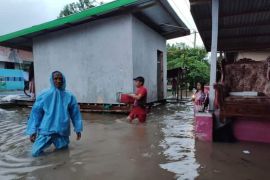 Dinsos Sulbar salurkan dua ton beras untuk korban banjir di Malunda Majene