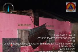 Dua pohon tumbang di  Agam, satu rumah rusak berat