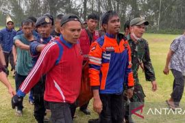 Tim Penyelamat evakuasi  warga Agam tewas di Ngarai Sianok