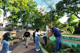 Peringati Hari Bumi, Pemkot Bukittinggi dan Novotel bersihkan sampah