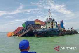 Bakamla evakuasi 20 kontainer dari kapal tongkang karam di Selat Malaka