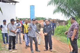 Penjabat  Bupati Tebo tinjau jalan dan SD di Muara Tabir