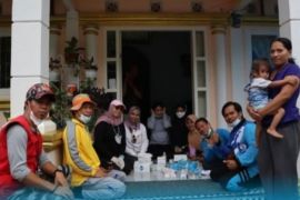 Petugas kesehatan beri layanan bergerak kepada korban banjir Malunda Majene