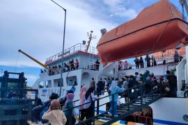 Kapal  Calang - Simeulu kembali berlayar setelah tiga hari berhenti akibat cuaca ektrem