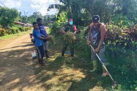 Koramil Biak Utara bantu warga bersihkan rumput liar di sepanjang jalan kampung