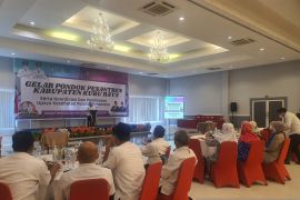 Dinkes Kubu Raya bagikan perlengkapan medis untuk 90 Pondok Pesantren