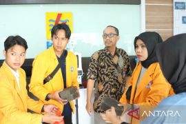 PLN beri bantuan Rp80 juta kepada komunitas pengolah sampah di Kendari