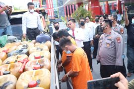 Polisi bongkar penimbunan 1,4 ton solar bersubsidi di Karimun