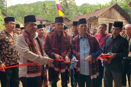 Advertorial- Ratusan rumah tangga di Paluta - Tapsel kini nikmati listrik