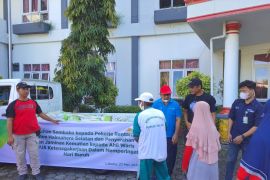 BPJS Ketenagakerjaan bagikan bantuan sembako kepada petugas kebersihan Halsel