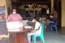 Percepat vaksinasi, Polsek Biru-Biru jemput bola datangi rumah warga