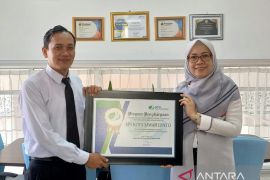 BPJAMSOSTEK berikan penghargaan pada BPS Sawahlunto