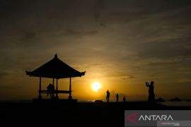 Berwisata bahari menyaksikan matahari bangun di Pantai Sanur