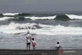 BMKG keluarkan peringatan dini pasang air laut Pantai Selatan Jawa Page 3 Small