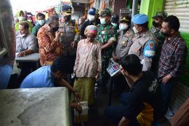 Satgas Pangan Sidoarjo gelontorkan 6.000 kg minyak goreng melalui operasi pasar