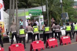 Personel kepolisian hibur pengendara di Nagreg