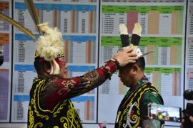 Danrem 091/ASN Samarinda jalani prosesi kehormatan Adat Kenyah