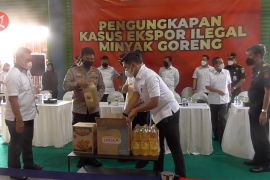 Polisi ungkap ekspor 122 ton minyak goreng ilegal