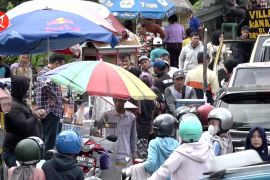 Puncak Bogor macet panjang, pengendara nikmati jajanan kaki lima