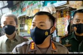 Penempelan stiker toko penjual minyak goreng di pasar Kota Bogor