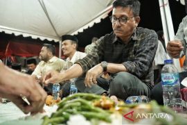 Bupati Solok Selatan makan gadang beralas daun pisang bersama masyarakat