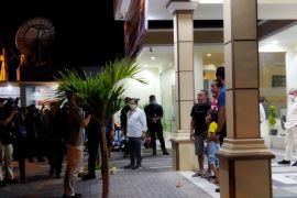 Warga Ende menanti Presiden Jokowi di depan hotel hingga malam