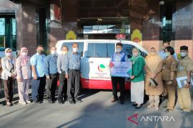 Dukung peningkatan layanan kesehatan, Bank Kalteng beri bantuan ambulans untuk RSDS