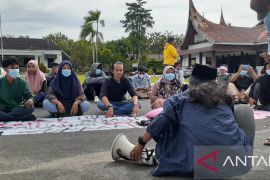 Sejumlah warga demo di Kantor DPRD Padang Pariaman terkait penyerahan aset