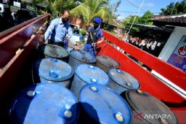 Polda Bali ungkap penyalahgunaan 11.400 liter BBM bersubsidi Page 1 Small