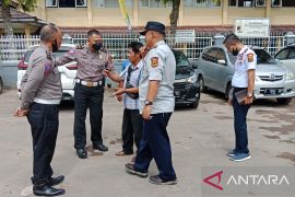 Semrawut, Polantas tindak pengemudi angkot parkir sembarangan