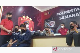 Polisi ringkus suami istri komplotan perampas ponsel
