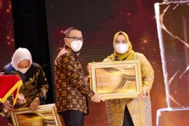 Peringkat dua realisasi pendapatan daerah, Bupati Bengkais terima penghargaan dari Mendagri