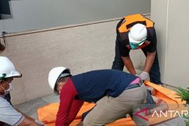 Mayat ditemukan di kolam ikan apartemen Bekasi, polisi duga korban jatuh dari ketinggian