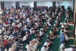 Uu Ruzhanul Ulum pimpin shalat gaib untuk Eril di Cibinong