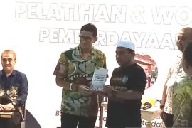 Menperekraf dapat hadiah buku terkait Haul Guru Sakumpul terhadap perekonomian di Kalsel