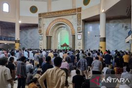 Jamaah Masjid Raya Bandung shalat gaib untuk Eril