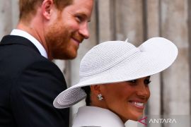 Pangeran Harry & Meghan disambut sorak sorai dan cemoohan di Inggris