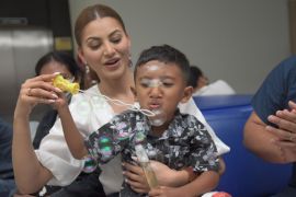 Aktris India Urvashi Rautela kunjungi pasien bibir sumbing di Bali