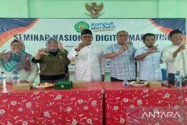 PWI-Pemprov Jatim-STIKOSA-AWS bantu beasiswa keluarga wartawan