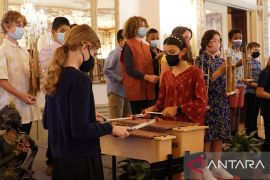 Murid SD di AS nyanyikan lagu Burung Kakatua sambil  bermain angklung