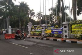 Sejumlah pejabat kunjungi rumah dinas Gubernur Ridwan Kamil untuk bertakziah