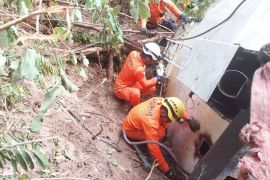 Tim SAR evakuasi jenazah sopir truk tangki CPO masuk jurang